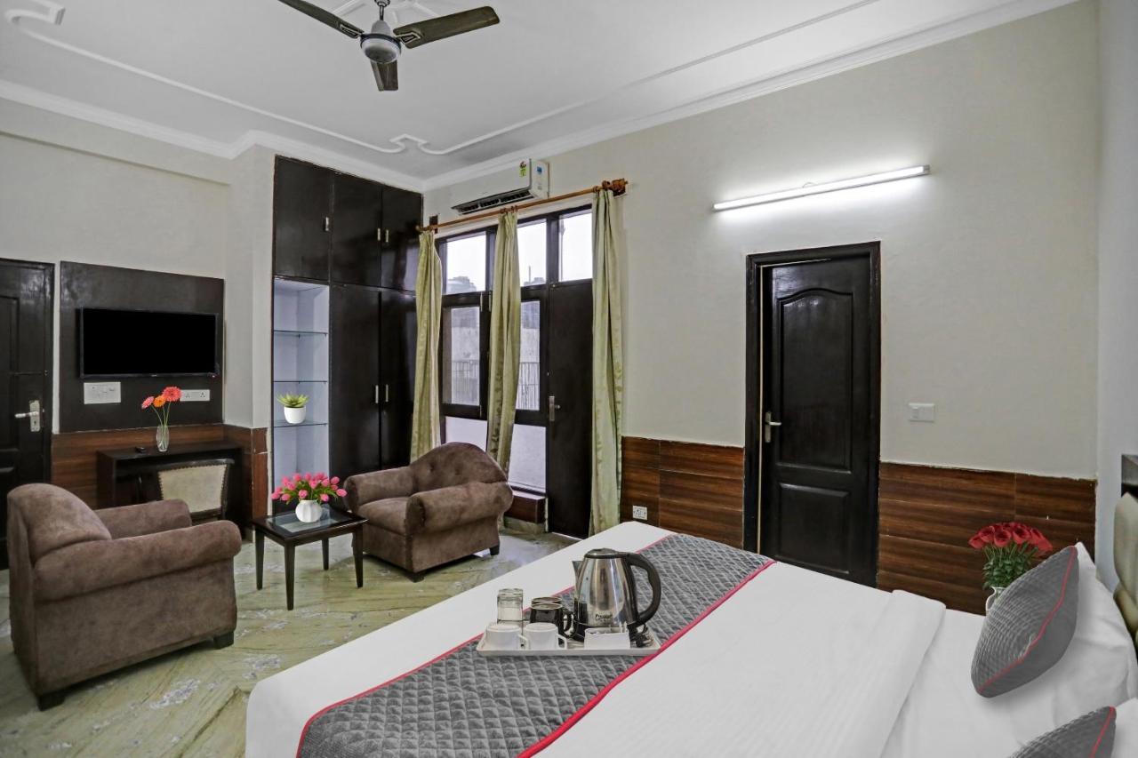 Townhouse The Premier View Near Iskcon Temple Noida Hotel Екстериор снимка