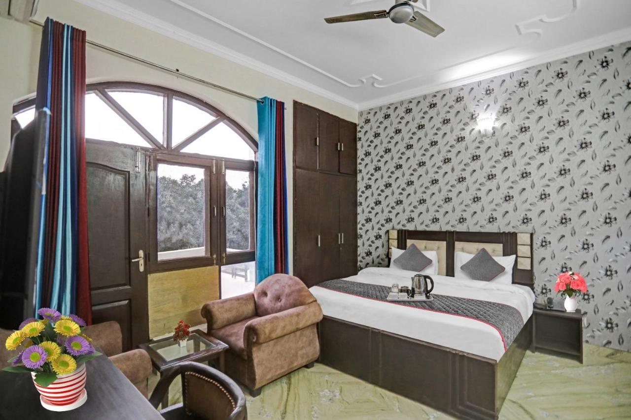 Townhouse The Premier View Near Iskcon Temple Noida Hotel Екстериор снимка