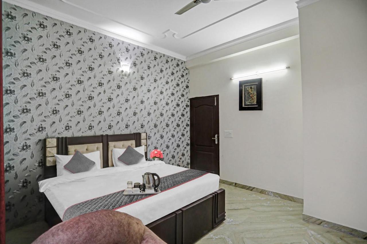 Townhouse The Premier View Near Iskcon Temple Noida Hotel Екстериор снимка