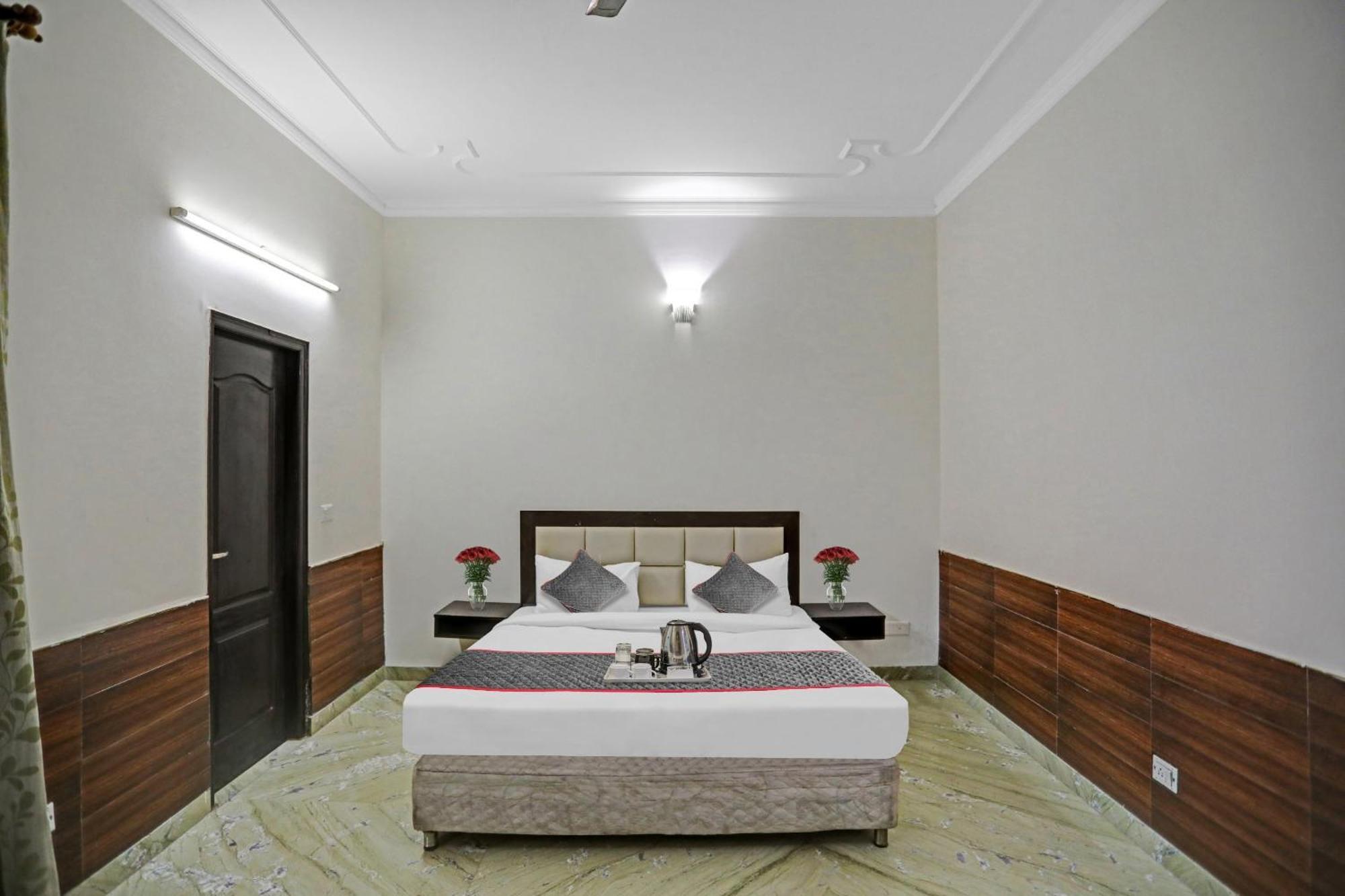 Townhouse The Premier View Near Iskcon Temple Noida Hotel Екстериор снимка
