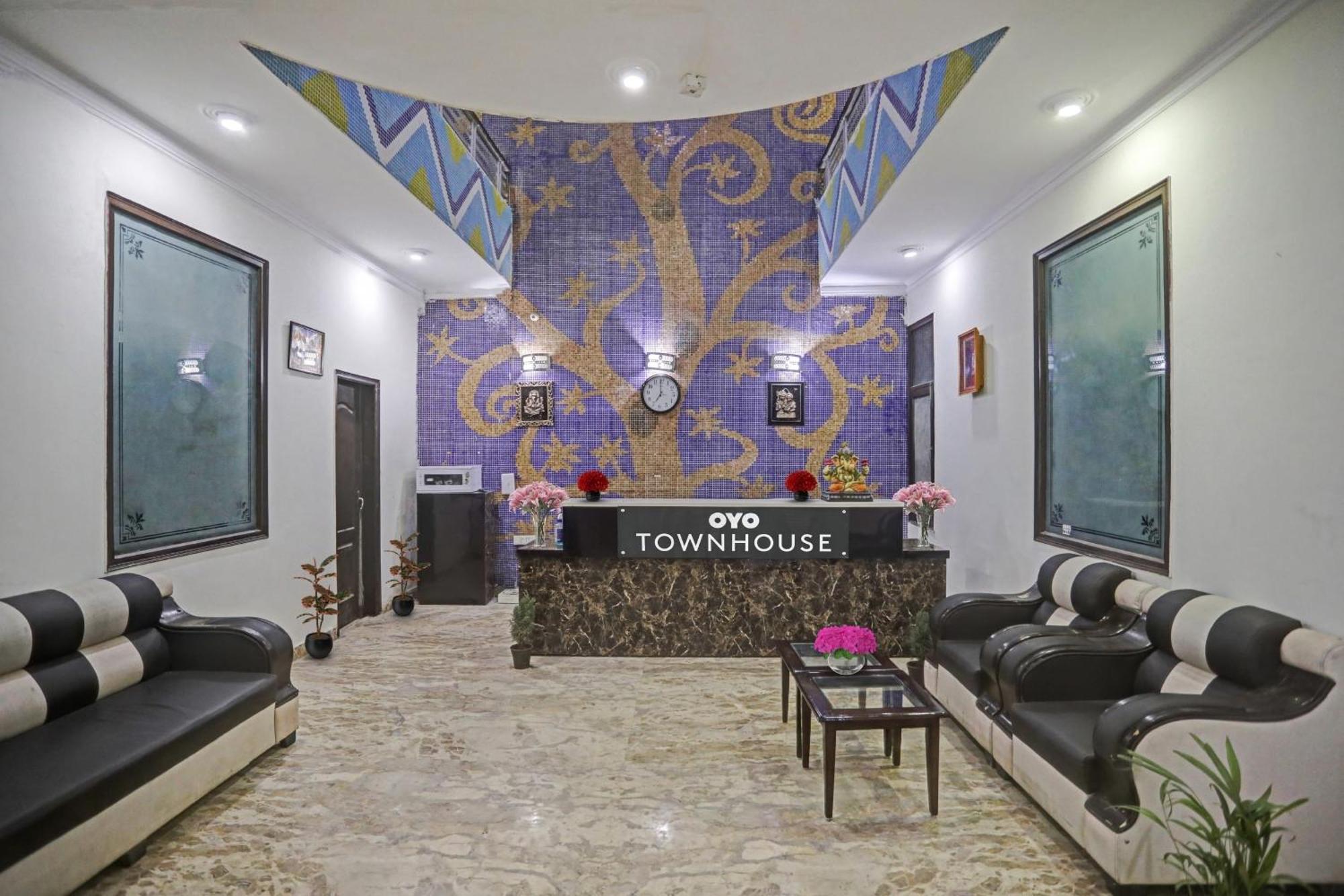 Townhouse The Premier View Near Iskcon Temple Noida Hotel Екстериор снимка