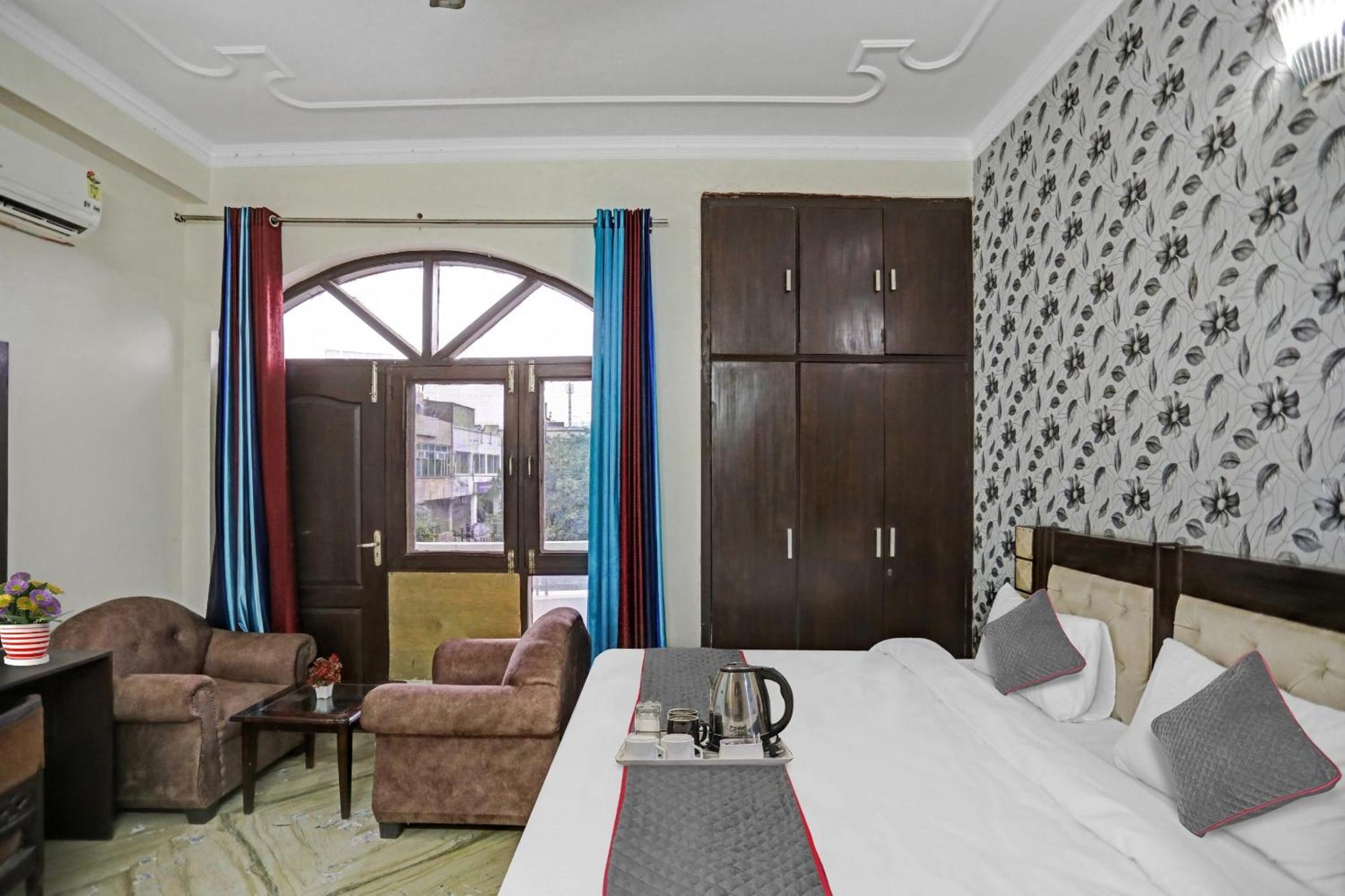 Townhouse The Premier View Near Iskcon Temple Noida Hotel Екстериор снимка