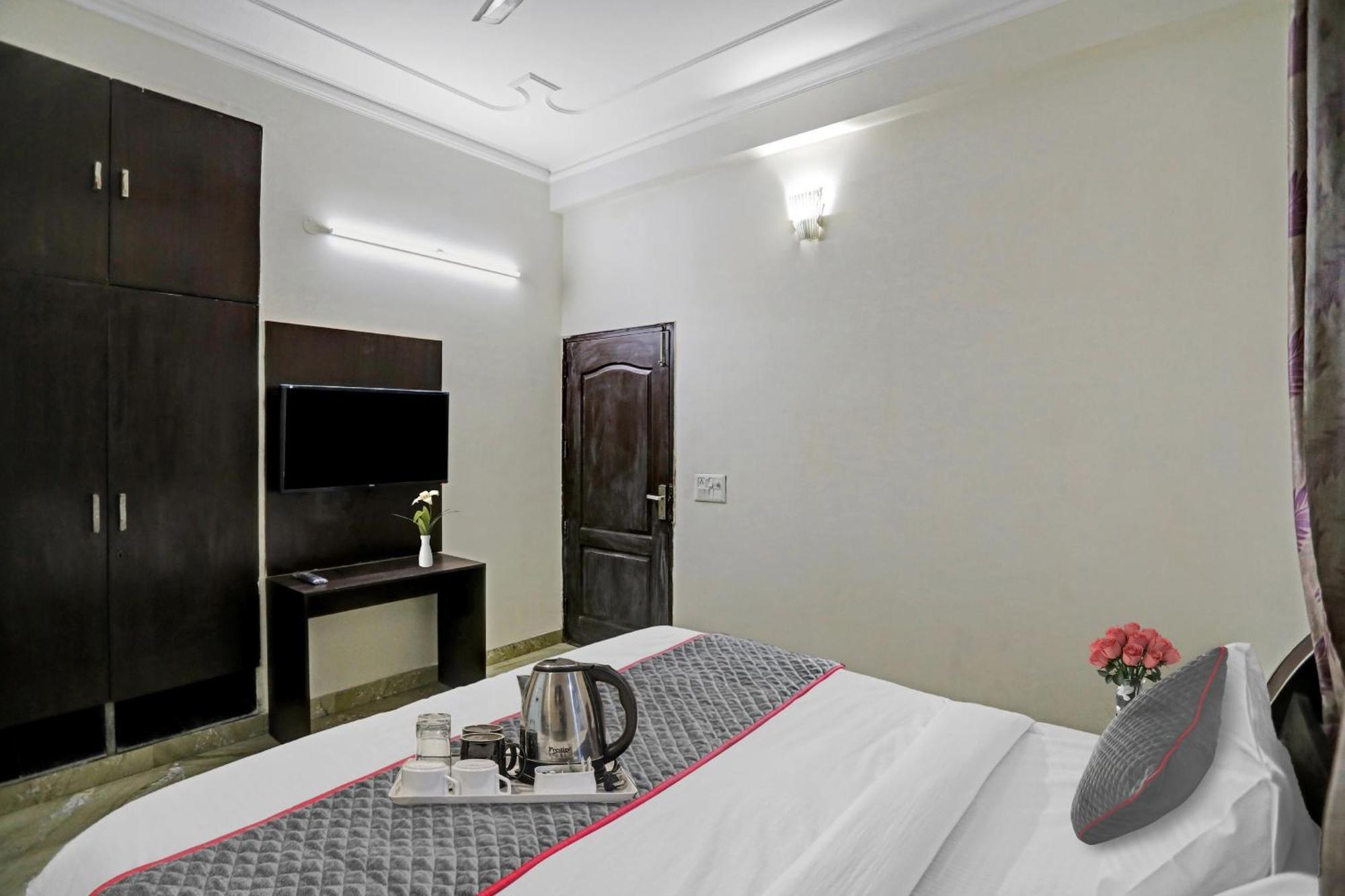 Townhouse The Premier View Near Iskcon Temple Noida Hotel Екстериор снимка
