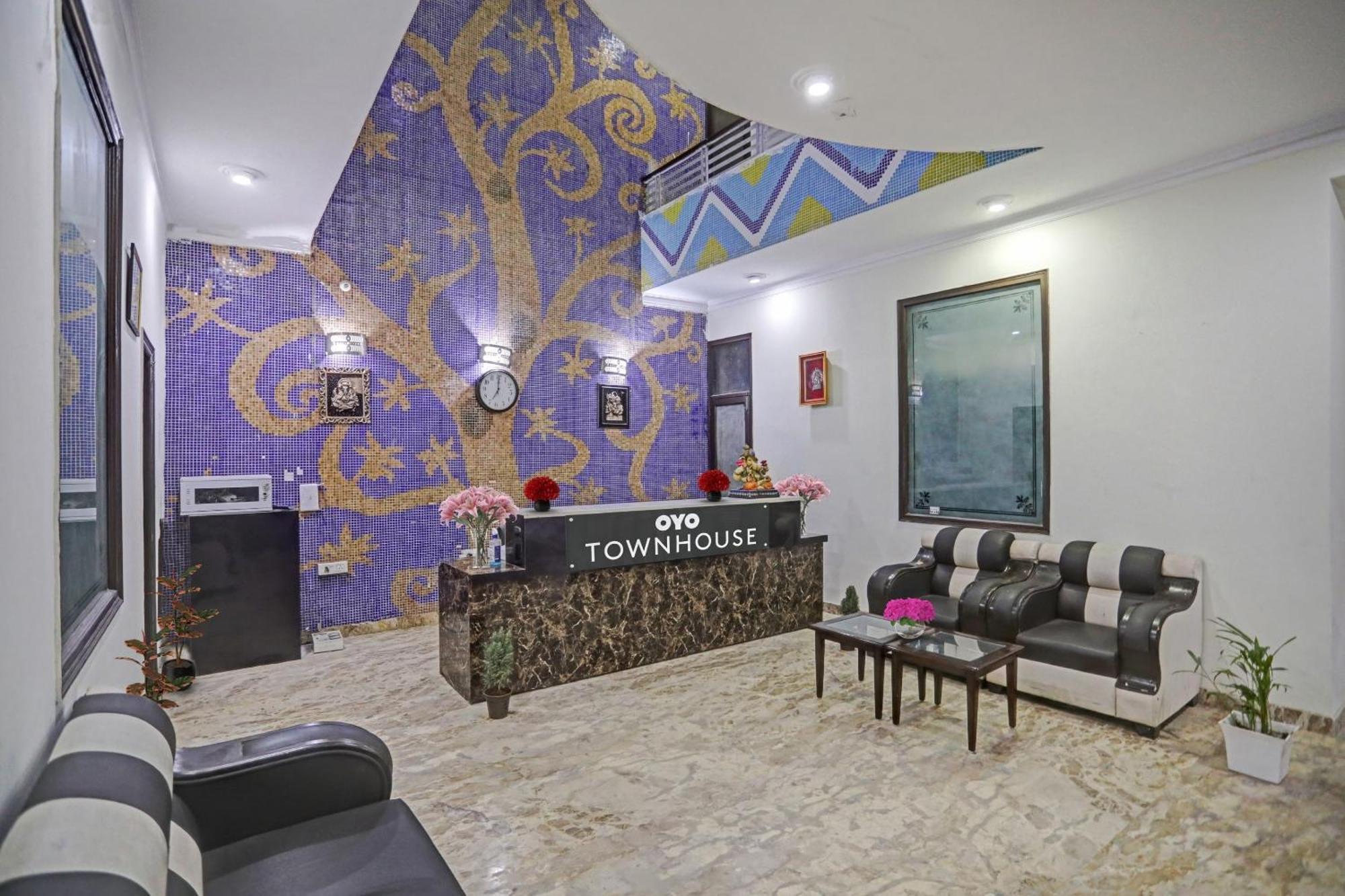 Townhouse The Premier View Near Iskcon Temple Noida Hotel Екстериор снимка
