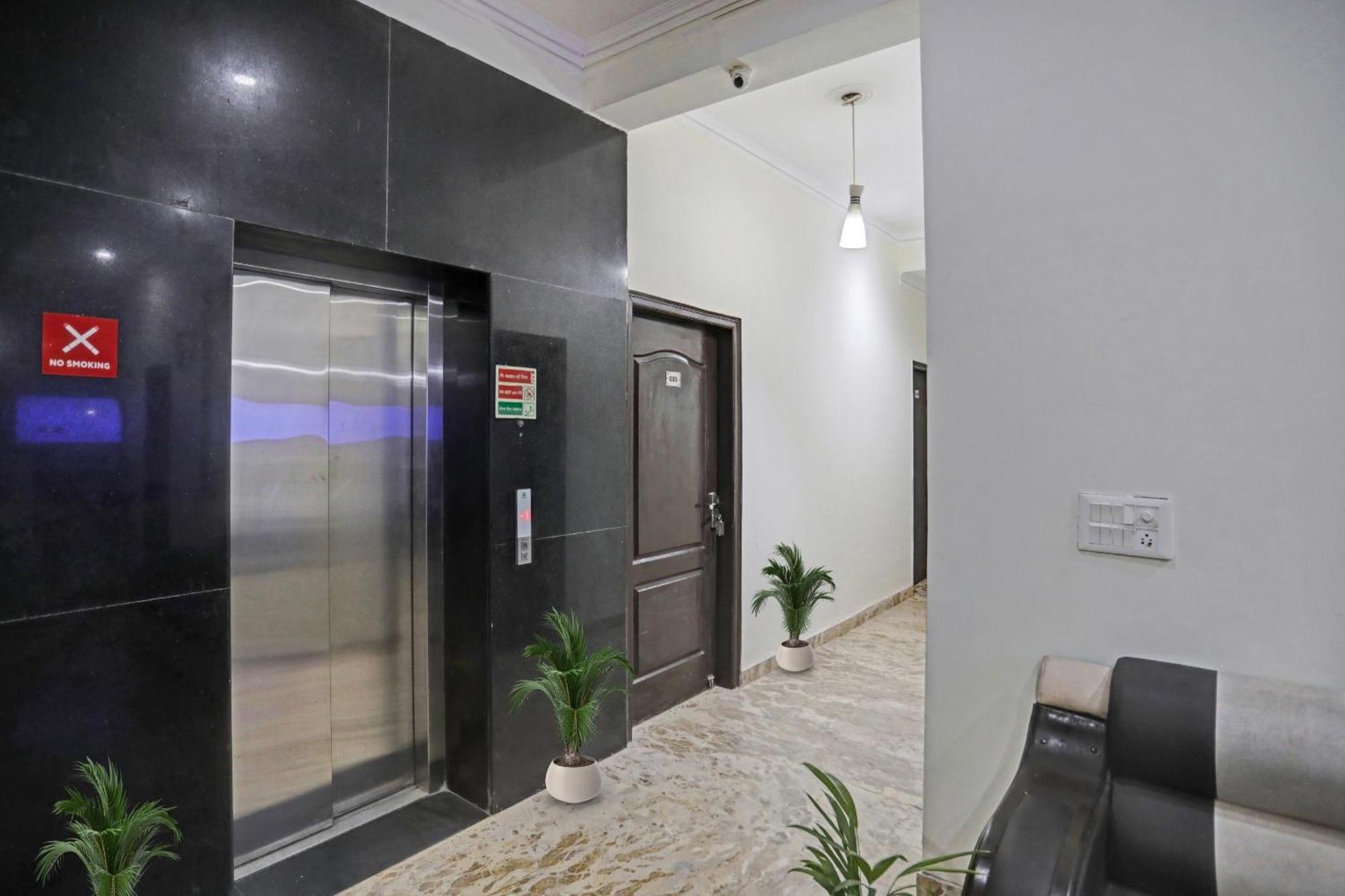 Townhouse The Premier View Near Iskcon Temple Noida Hotel Екстериор снимка