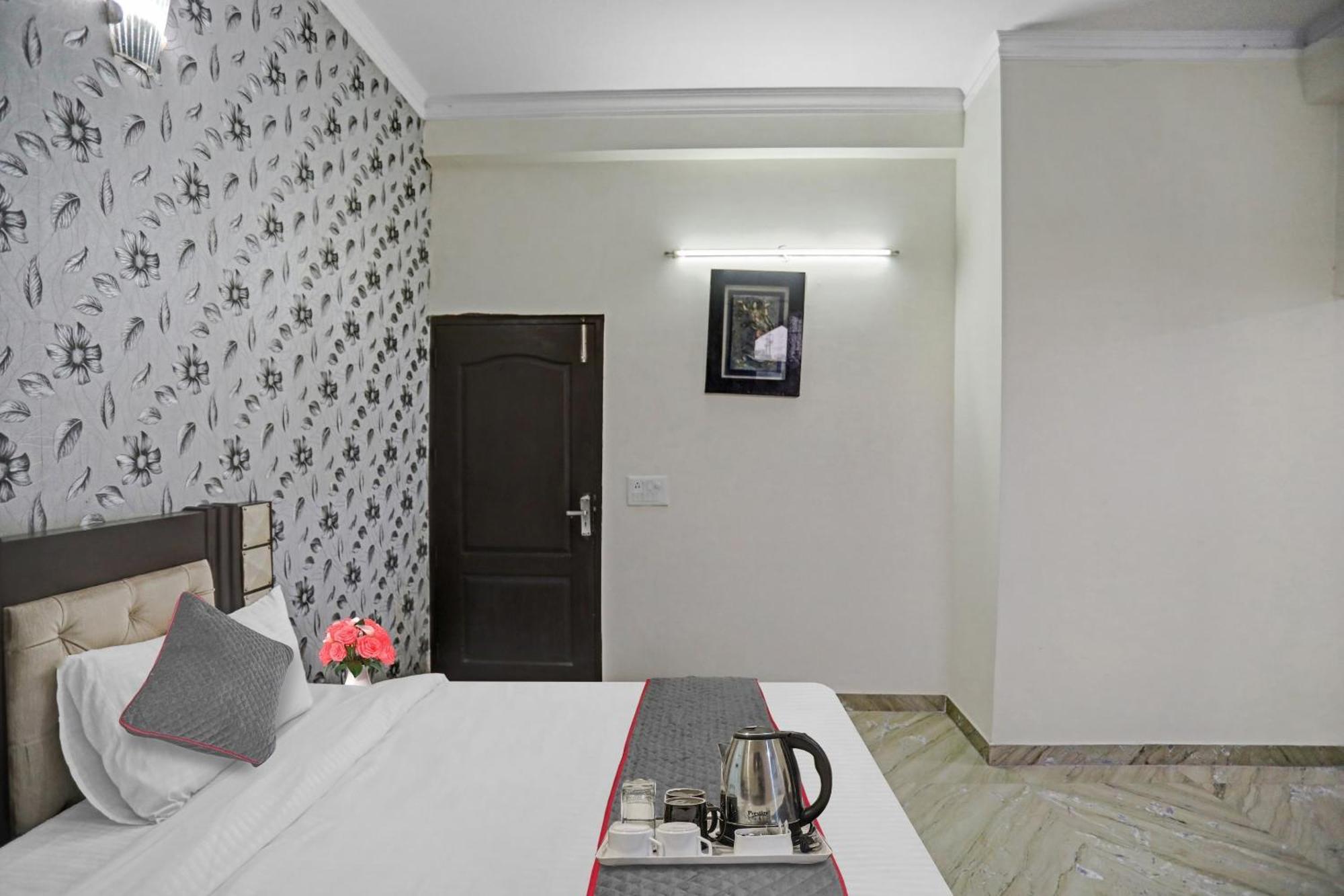 Townhouse The Premier View Near Iskcon Temple Noida Hotel Екстериор снимка