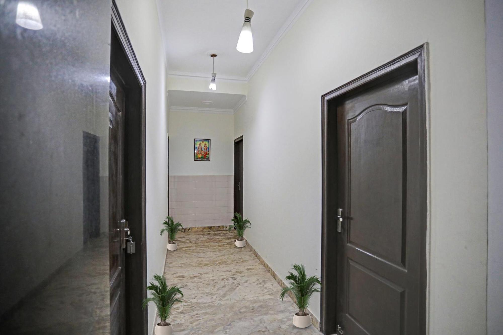 Townhouse The Premier View Near Iskcon Temple Noida Hotel Екстериор снимка