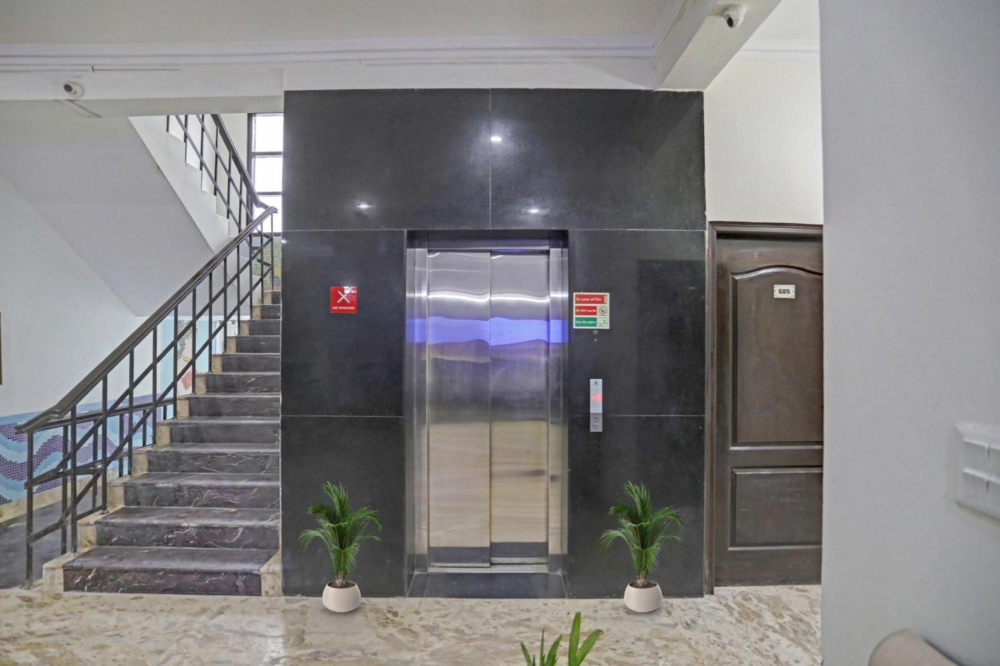 Townhouse The Premier View Near Iskcon Temple Noida Hotel Екстериор снимка