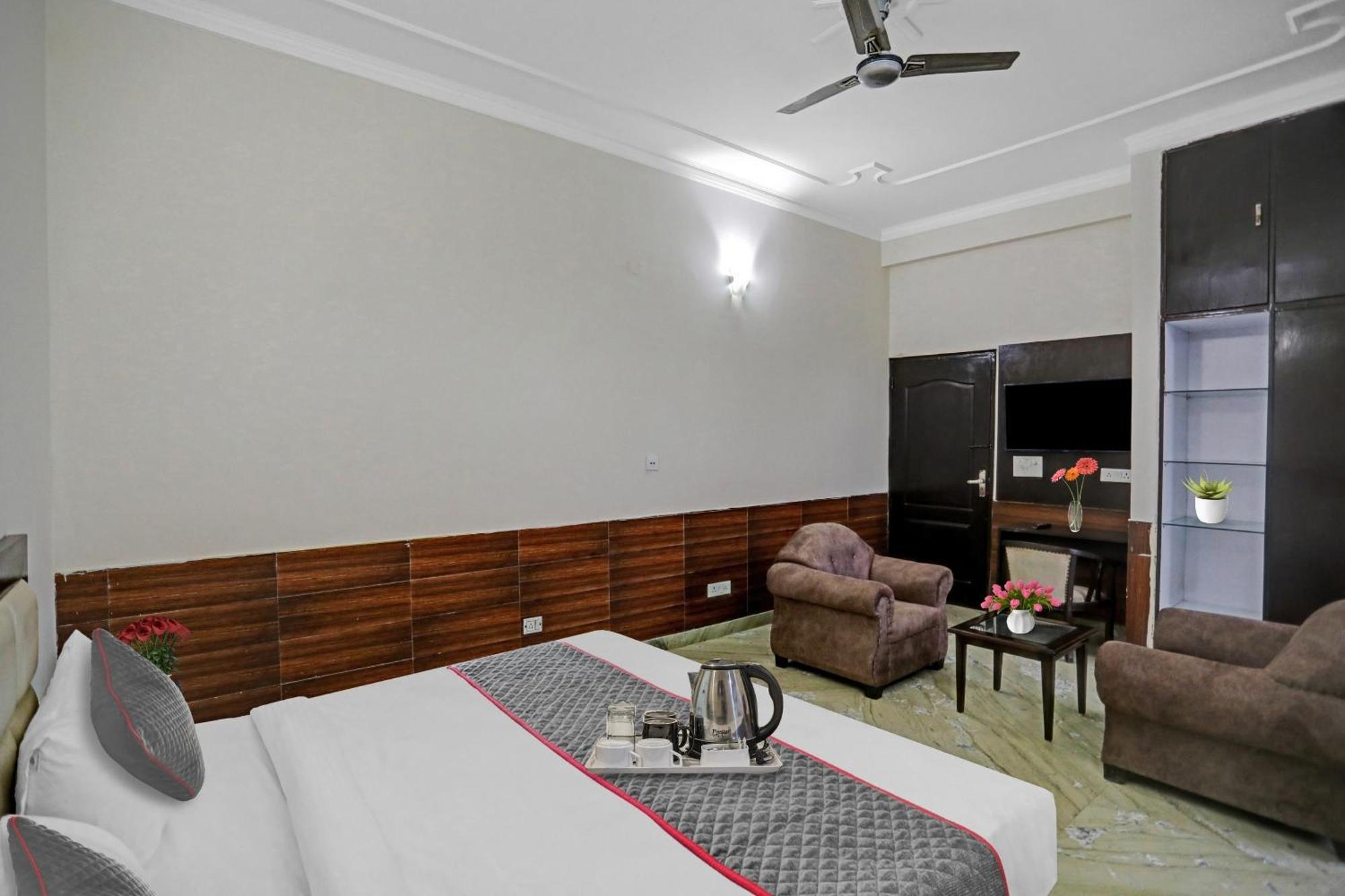 Townhouse The Premier View Near Iskcon Temple Noida Hotel Екстериор снимка