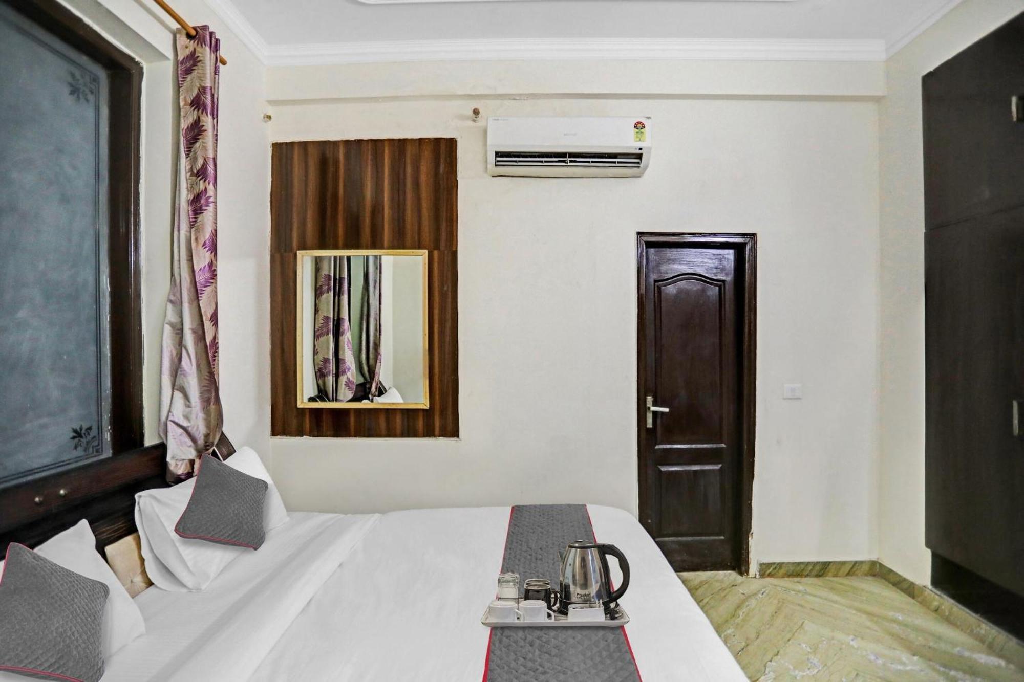 Townhouse The Premier View Near Iskcon Temple Noida Hotel Екстериор снимка
