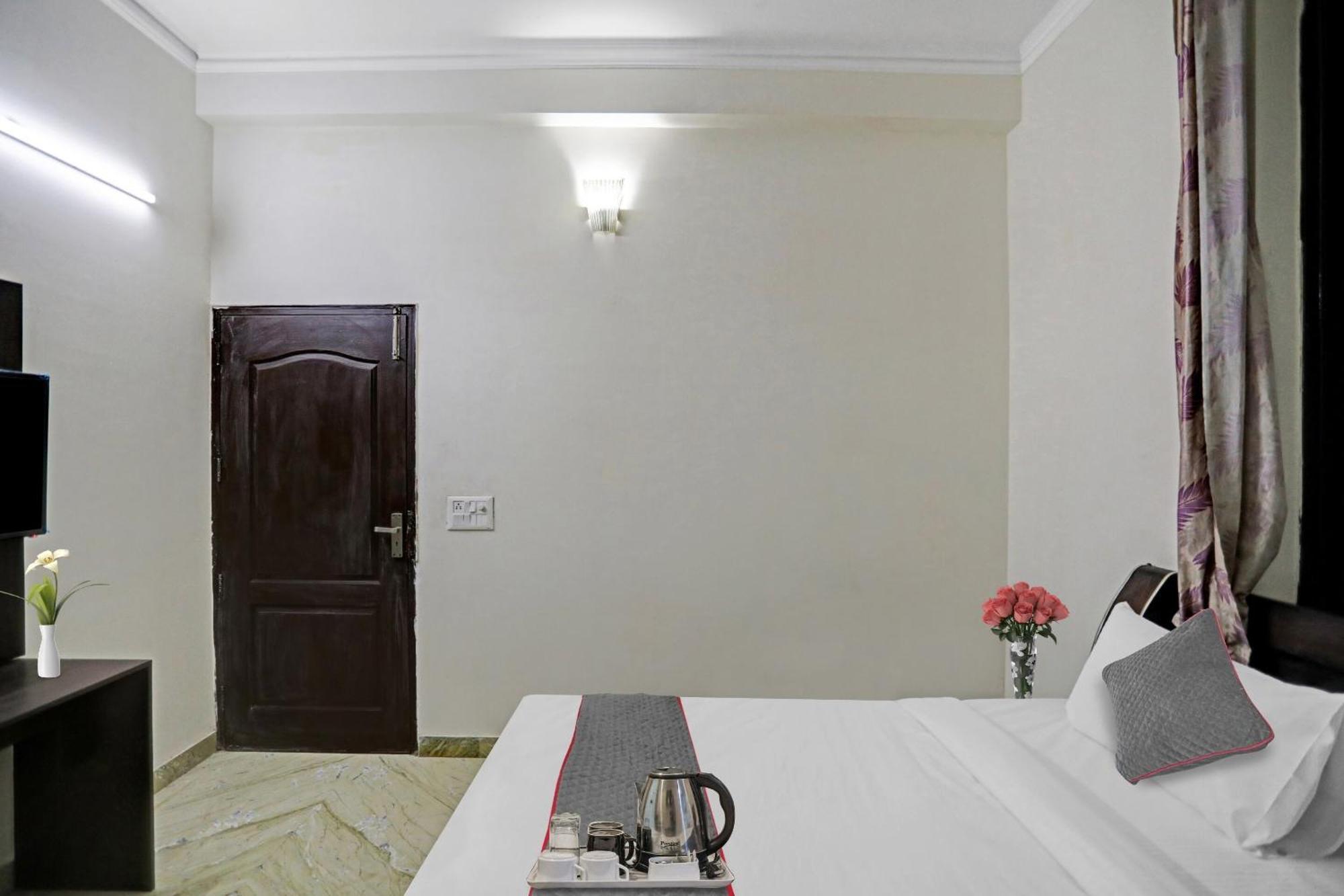 Townhouse The Premier View Near Iskcon Temple Noida Hotel Екстериор снимка