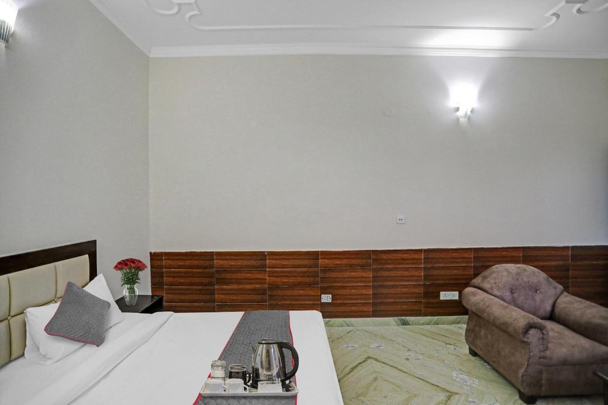 Townhouse The Premier View Near Iskcon Temple Noida Hotel Екстериор снимка