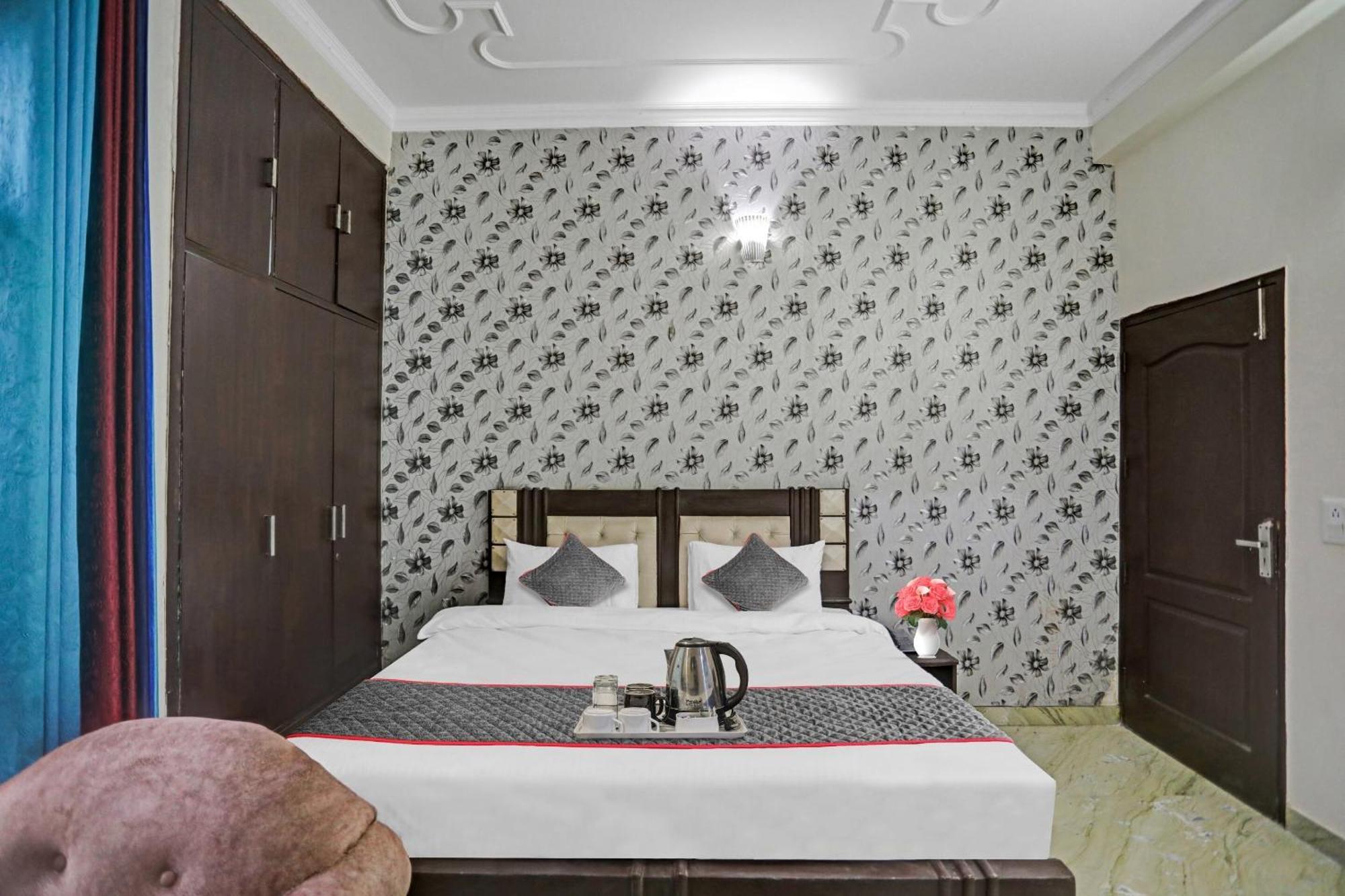 Townhouse The Premier View Near Iskcon Temple Noida Hotel Екстериор снимка