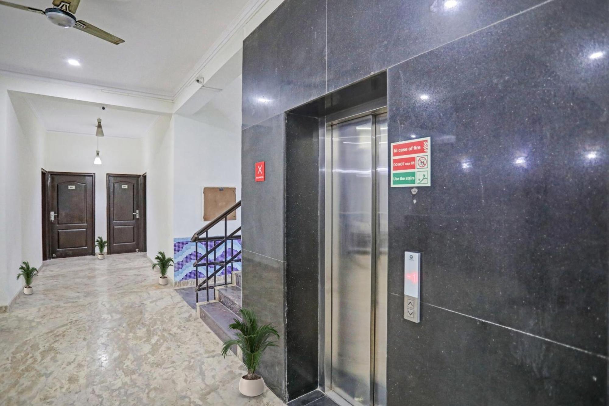 Townhouse The Premier View Near Iskcon Temple Noida Hotel Екстериор снимка